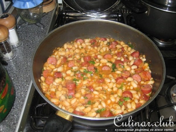 Фасоль с колбасками