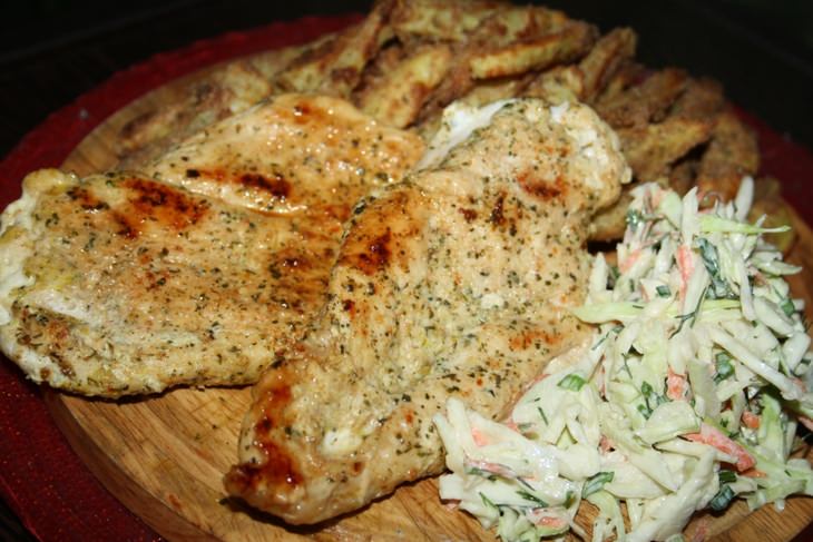 Сочная курочка с хрустящим картофелем и капустно-сырным салатом на гарнир