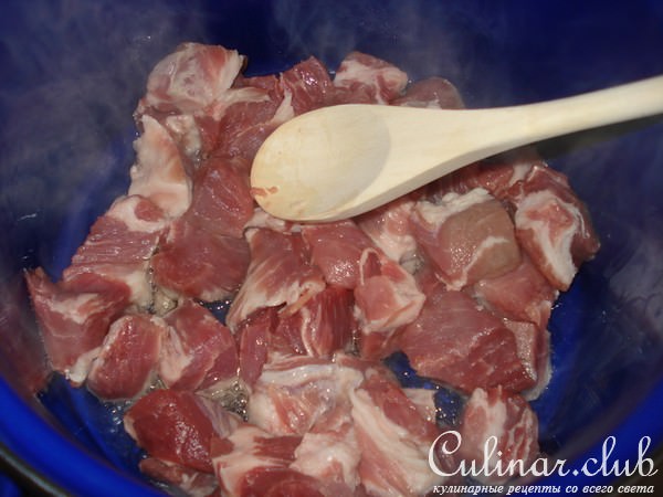 Капуста тушоная с мясом и яблоками