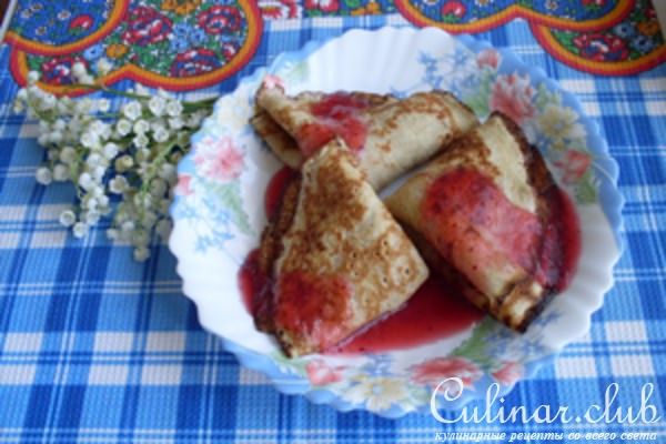 Блинчики с яблоками и клюквенным соусом