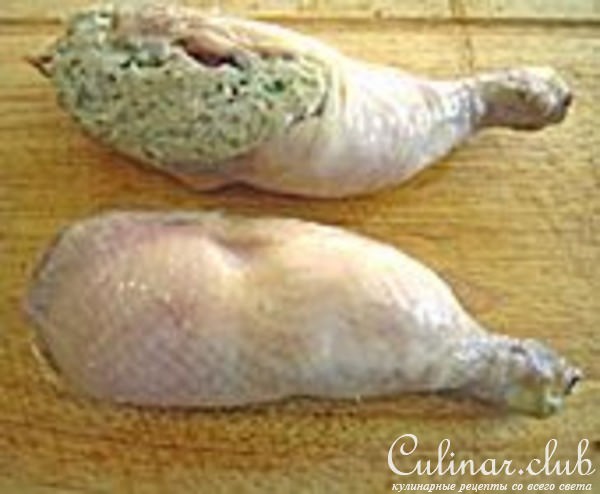 Фаршированные ножки с бобами и свекольно-картофельным пюре.