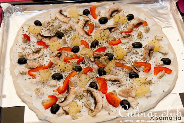 Пицца куриная с ананасами