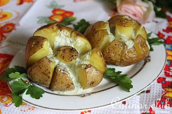 Печеный картофель с селедочным соусом