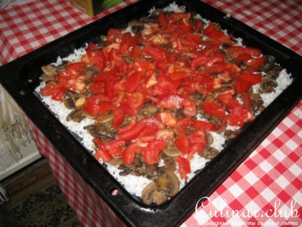 Шампиньйоны, которые пеклись с рисом и помидорами