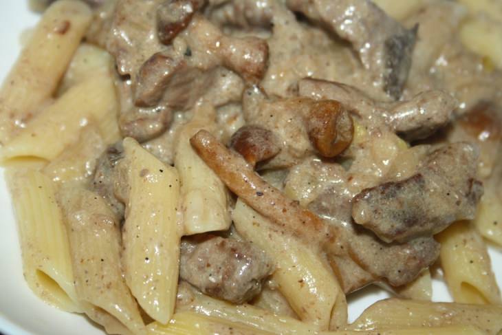 Пенне ригате с мясным соусом с грибами "Аля бефстроганов"
