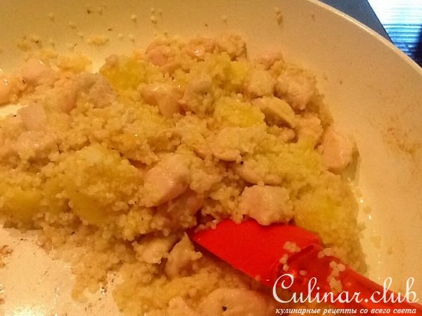 Каша из кус-куса с курицей и ананасом