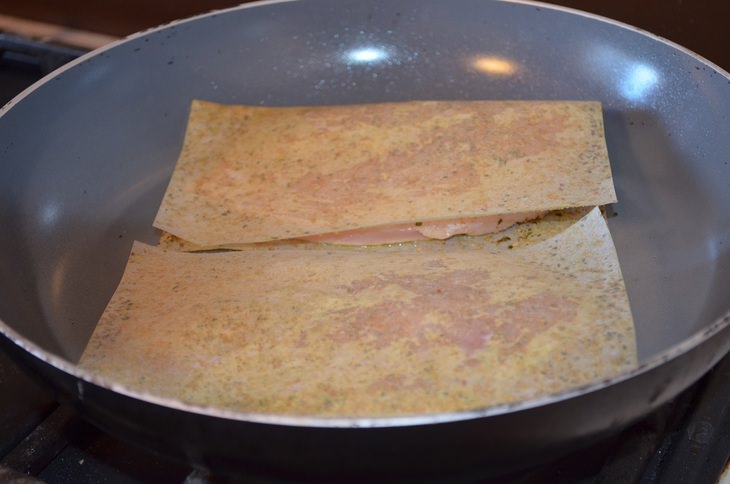 Нежная курочка с пюре из запечного сладкого перца и картофеля.