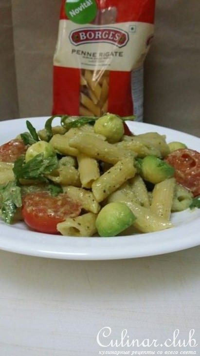Пенне с рукколой,черри и соусом из авокадо