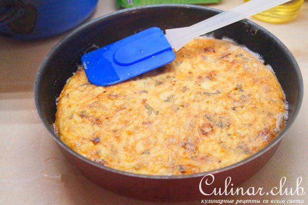 Фриттата с рисом и копчёной куриной грудкой.