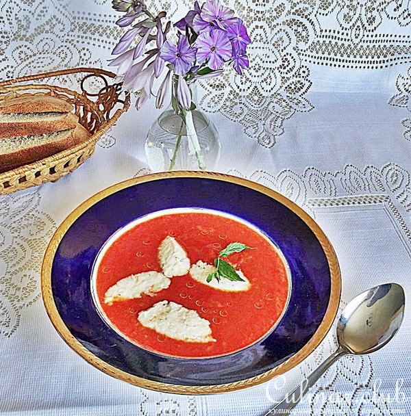 Томатный суп из дыни с крабовым мясом.