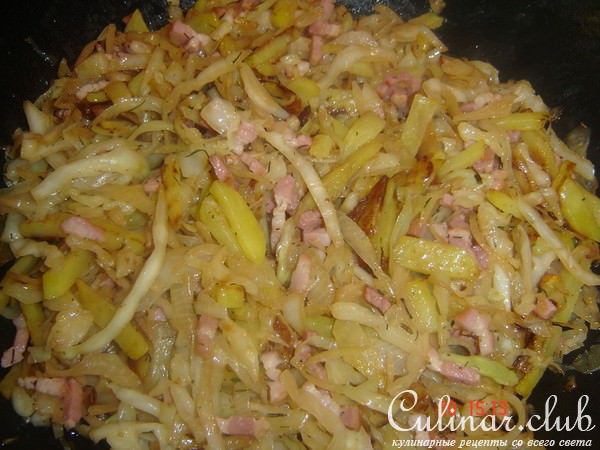 Тушёная капуста с жареной картошкой и беконом