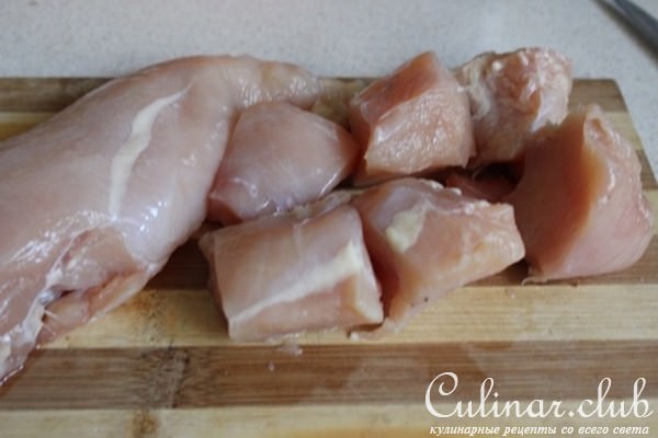 Шашлычки из курицы с соусом и салатом в средиземноморском стиле