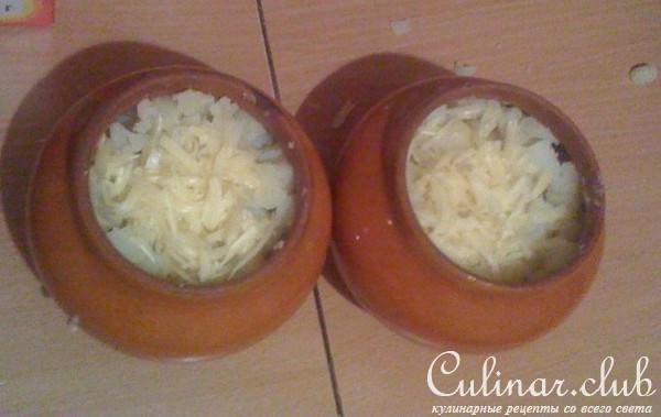 Картошечка с грибным соусом и сыром в горшочках