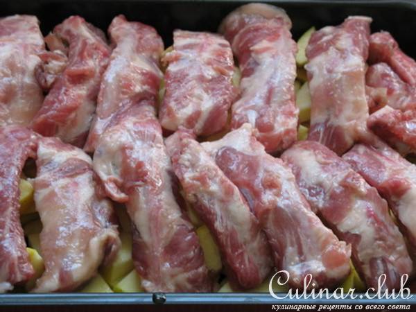 Свиные ребрышки, запеченные в яблоках