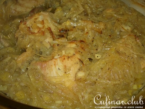 Куриные окорочка тушеные с луком