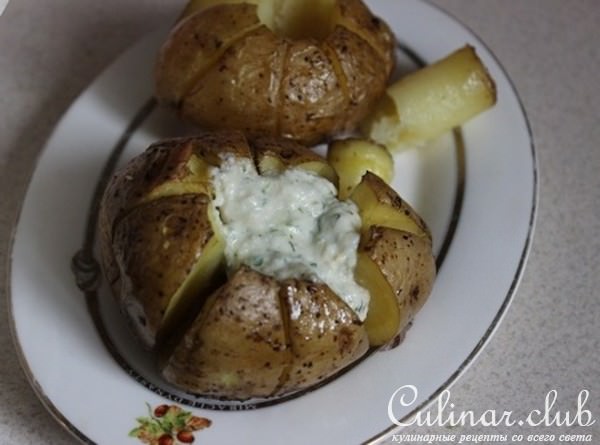 Печеный картофель с селедочным соусом