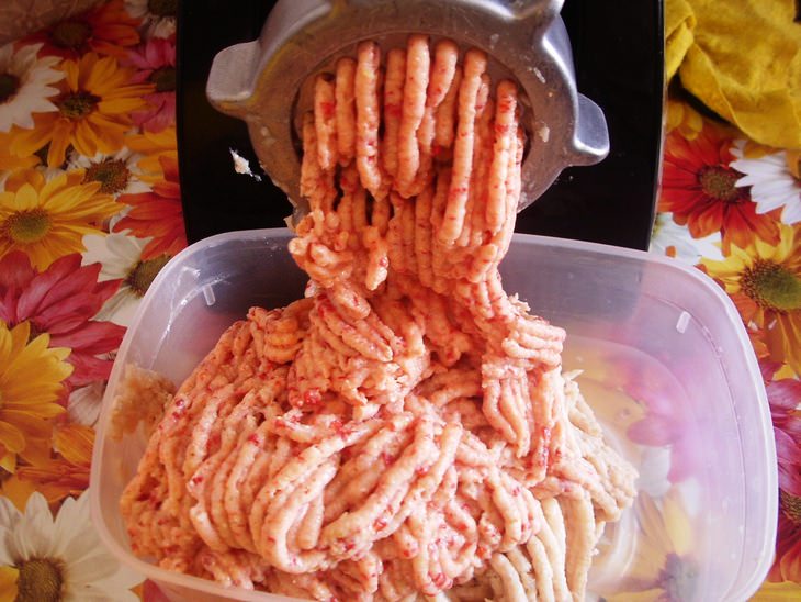Котлеты из куриной грудки и брынзы с печеным перцем и сельдереем.