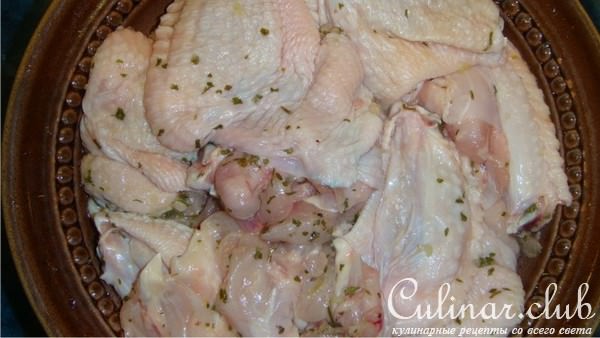 Куриные крылышки фаршированные шампиньонами с луком пореем.