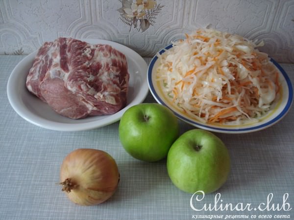 Капуста тушоная с мясом и яблоками