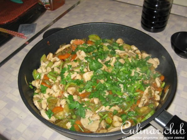 Куриное филе с овощами и фунчозой
