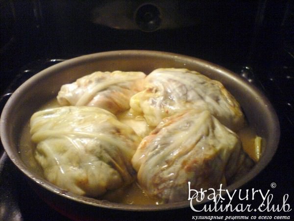 Куриные бедрышки, запечённые в листьях квашеной капусты