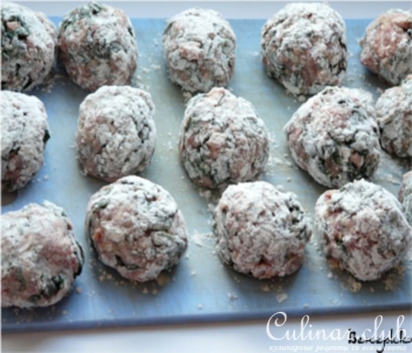 Мясные тефтели по-итальянски, со шпинатом и сыром, под соусом "Болоньез".