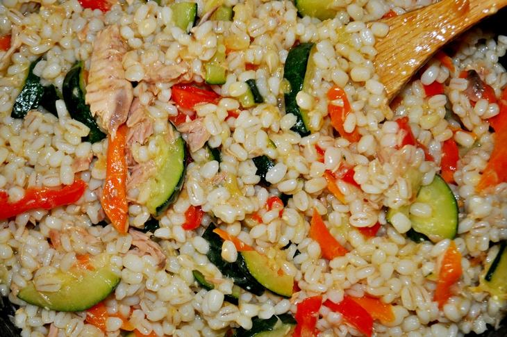 Перловая каша с овощами и тунцом.