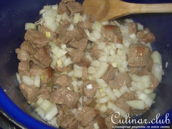Капуста тушоная с мясом и яблоками