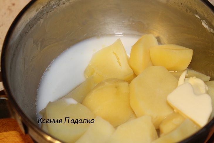 Нежная курочка с гарниром из картофеля и горошка
