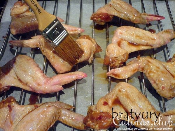Куриные крылышки маринованные, запечённые с кунжутом