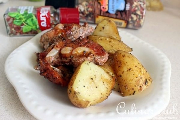 Запеченные свиные ребрышки с ароматным картофелем