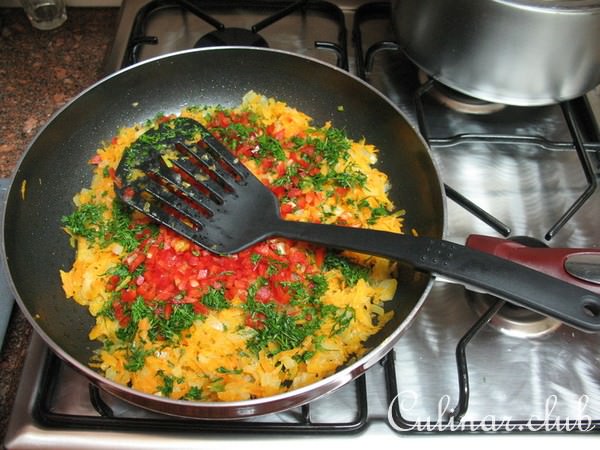Куринное филе, запеченное в духовке в пакете для запекания, фаршированное овощами и сыром.