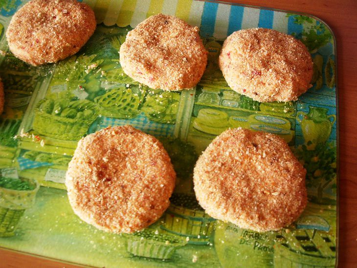 Котлеты из куриной грудки и брынзы с печеным перцем и сельдереем.