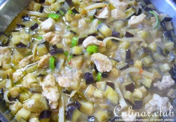 Зеленое карри с баклажаном и курицей