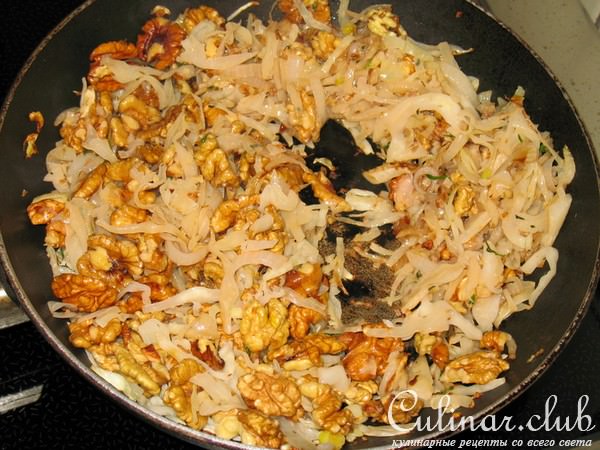 Разноцветная капуста с мясом и орехами.