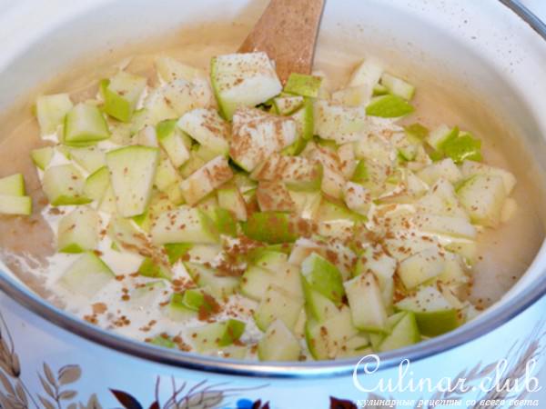 Овсяная каша с яблочно-коричным вкусом.