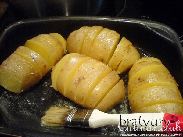 Катофель "веером" в духовке с минимумом приправ, однако исключительно вкусно