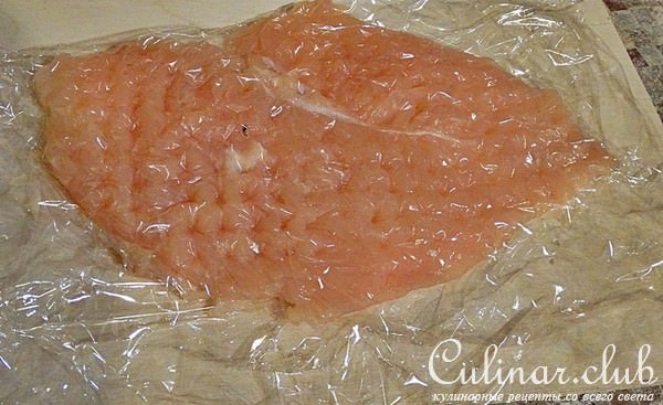Куриная грудка с картофелем "фри" и сливочно-грибным соусом.