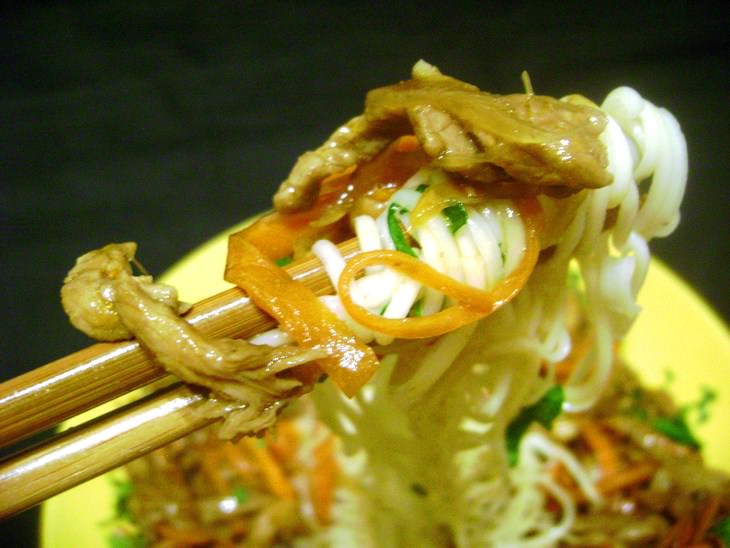 Лапша по-китайски с грибами , морковью и свининой.
