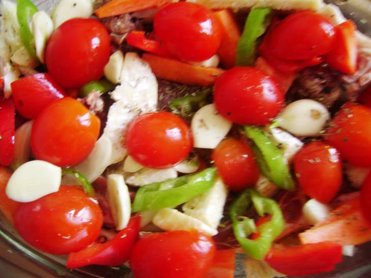 Бараньи ребрышки с овощами и запеченной фасолью.
