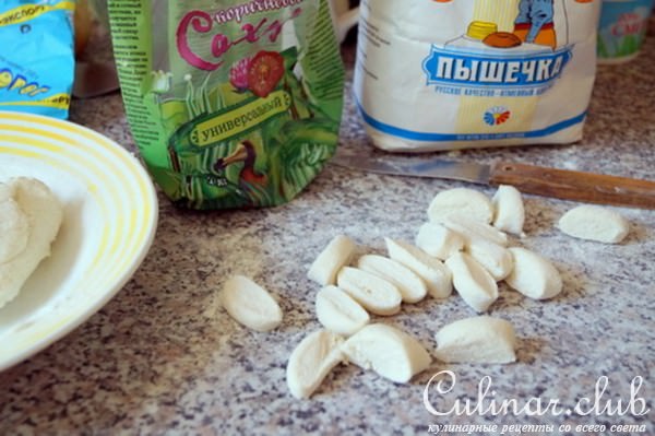 Ленивые вареники с ягодным соусом.