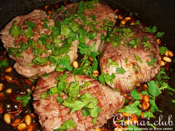 Говядина с кедровыми орешками