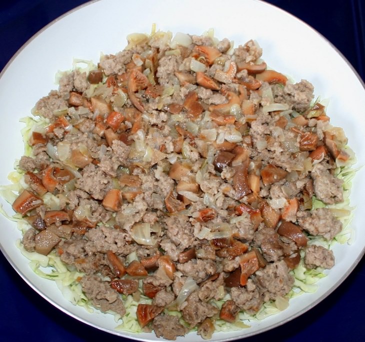 Капустный пирог с мясом и грибами на сковороде