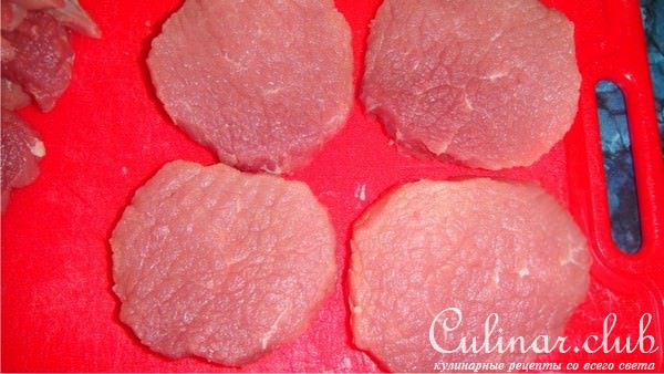Филе телятины с боровиками, сыром и фисташками.