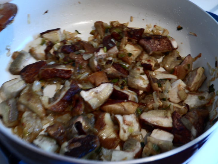 Жаркое с белыми грибами и картофелем.