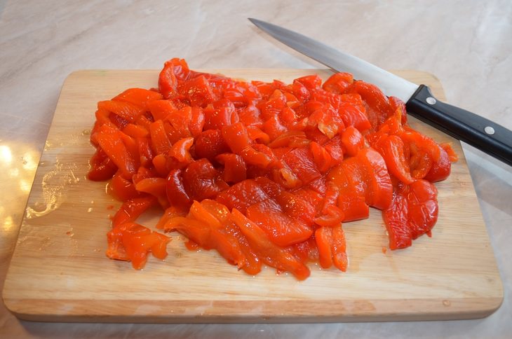 Нежная курочка с пюре из запечного сладкого перца и картофеля.
