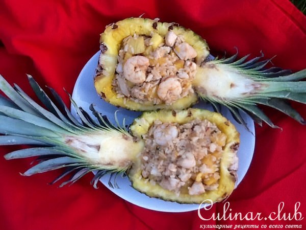 Жареный рис с креветками и курицей в ананасе (вариант)