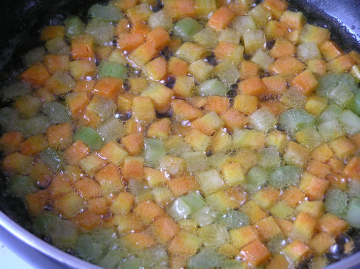 Жареный картофель с овощным рагу и чесноком