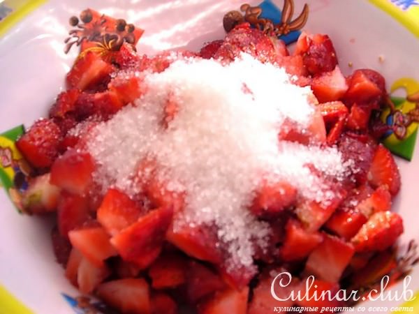 вареники с клубникой и клубничным сиропом.
