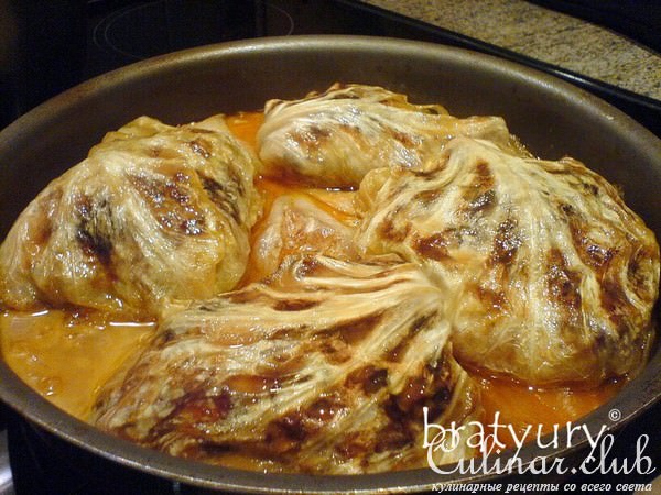 Куриные бедрышки, запечённые в листьях квашеной капусты